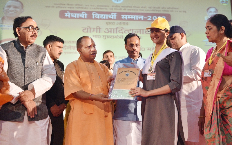 UPCM मेधावी विद्यार्थियों को सम्मानित करते हुए