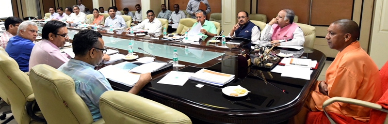 UPCM प्रदेश के 13 जिला चिकित्सालयों को उच्चीकृत कर मेडिकल काॅलेज निर्माण की प्रगति की समीक्षा बैठक करते हुए