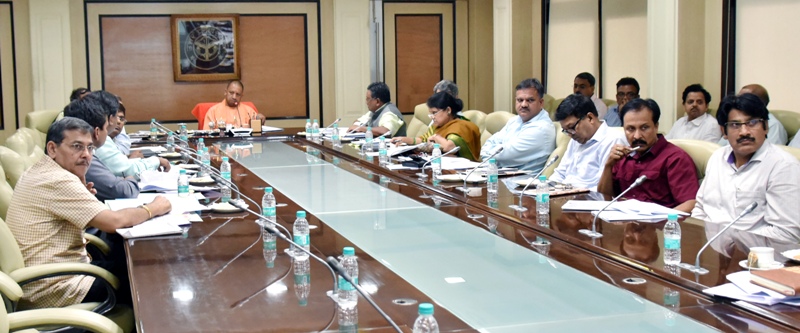 UPCM शास्त्री भवन में कानपुर की टैनरीज़ की शिफ्टिंग, अमृत, स्मार्ट सिटी एवं नमामि गंगे परियोजनाओं की प्रगति की समीक्षा बैठक करते हुए