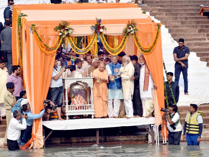 UPCM उत्तराखण्ड के मुख्यमंत्री त्रिवेन्द्र सिंह रावत के साथ गंगा का पूजन व आरती करते हुए
