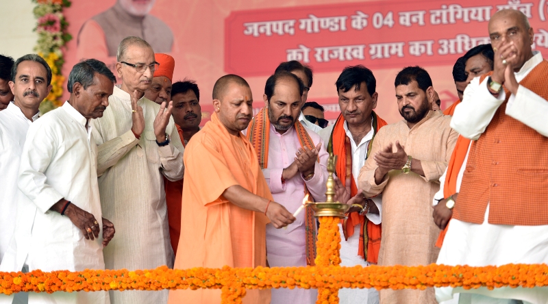 UPCM गोंडा जिले की मनकापुर तहसील स्थित वनटांगिया गांव अशरफाबाद में आयोजित कार्यक्रम का शुभारम्भ करते हुए