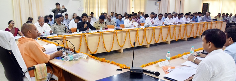 UPCM कासगंज में ग्राम स्वराज अभियान, विकास कार्यों और कानून-व्यवस्था की समीक्षा बैठक करते हुए