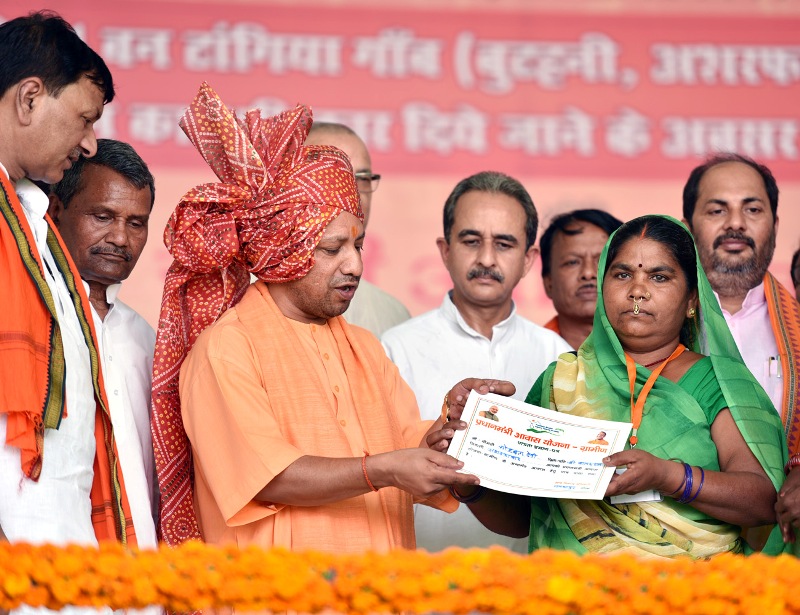 UPCM वनटांगिया ग्रामों के निवासियों को प्रधानमंत्री आवास सरकारी योजना का स्वीकृति पत्र प्रदान करते हुए