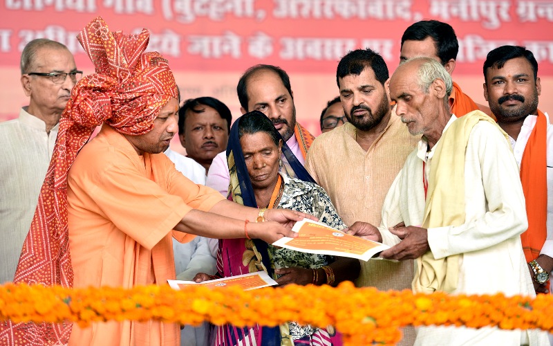 UPCM वनटांगिया ग्रामों के निवासियों को सरकारी योजना का स्वीकृति पत्र प्रदान करते हुए