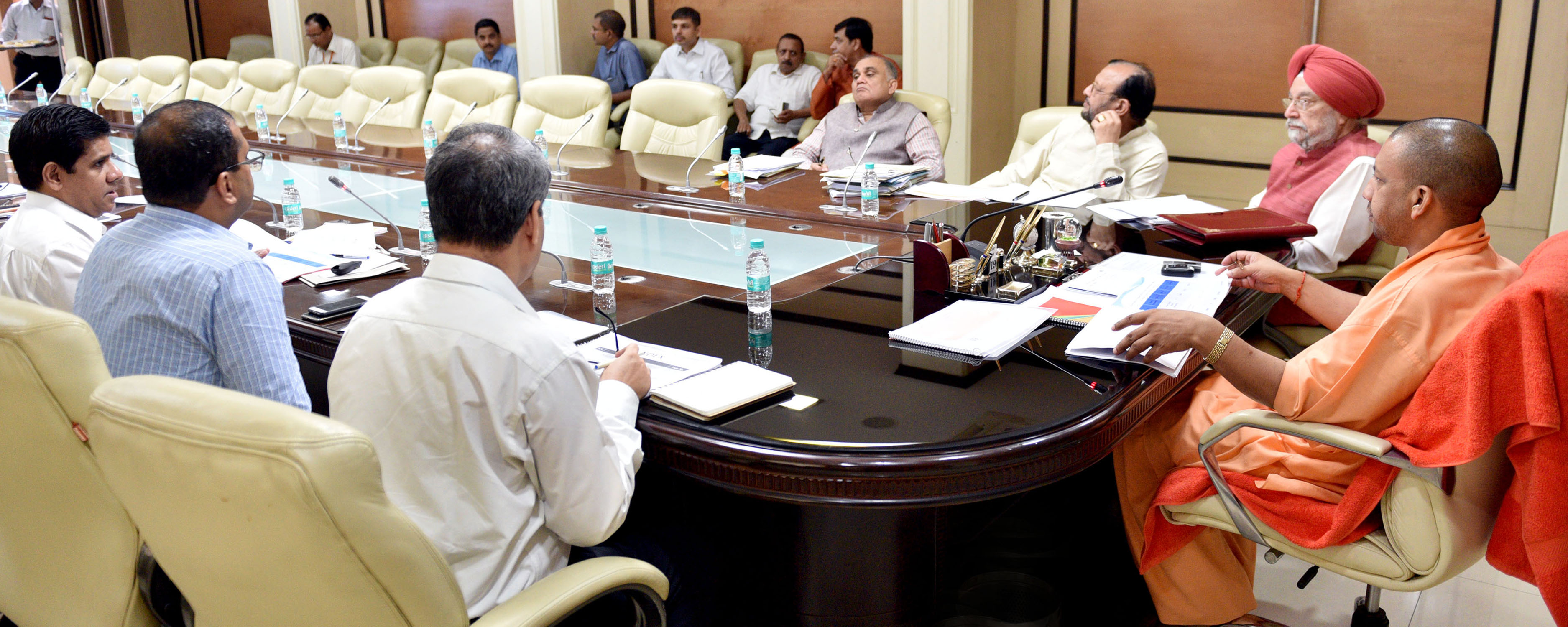UPCM केन्द्रीय आवास एवं शहरी कार्य राज्यमंत्री के साथ विभिन्न योजनाओं की समीक्षा बैठक करते हुए