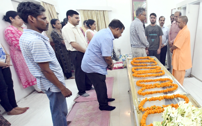 UPCM दिवंगत IAS अधिकारी के आवास पहुंचकर उनके पार्थिव शरीर पर पुष्पांजलि अर्पित की और श्रद्धांजलि दी