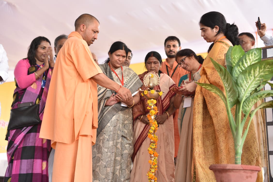 UPCM इटावा में विभिन्न योजनाओं के लाभार्थियों को स्वीकृति पत्र, दिव्यांगजनों को ट्राई साइकिल वितरण कार्यक्रम का दीप प्रज्वलित कर शुभारम्भ करते हुए 