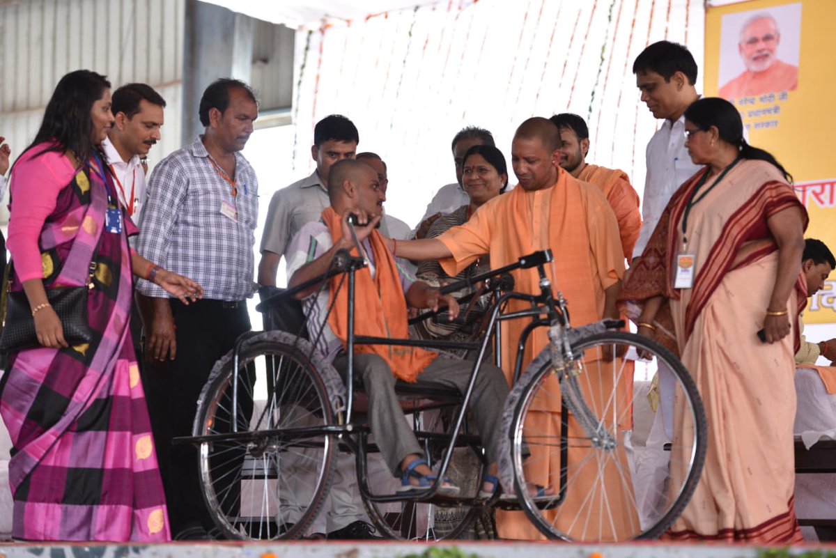 UPCM इटावा में विभिन्न योजनाओं के लाभार्थियों को स्वीकृति पत्र व दिव्यांगजनों को ट्राई साइकिल वितरित करते हुए 