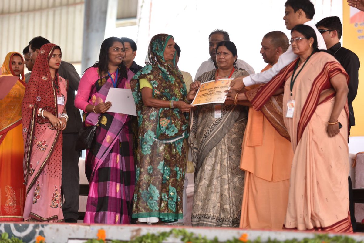 UPCM इटावा में विभिन्न योजनाओं के लाभार्थियों को स्वीकृति पत्र व दिव्यांगजनों को ट्राई साइकिल वितरित करते हुए