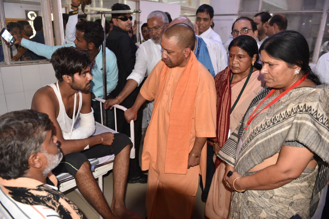 UPCM इटावा भ्रमण के दौरान जिला चिकित्सालय का निरीक्षण करते हुए और वहां भर्ती मरीजों का हाल-चाल लेते हुए