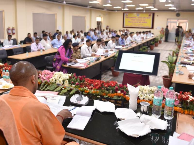 UPCM इटावा की कानून-व्यवस्था और विकास कार्यों की समीक्षा बैठक करते हुए