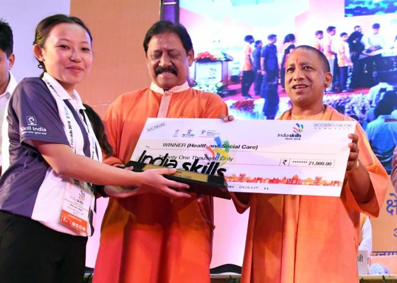 UPCM ‘इंडिया स्किल्स क्षेत्रीय प्रतियोगिता’ के समापन अवसर पर विभिन्न राज्यों से आए सफल प्रतिभागियों को पुरस्कार व प्रमाण-पत्र वितरित करते हुए