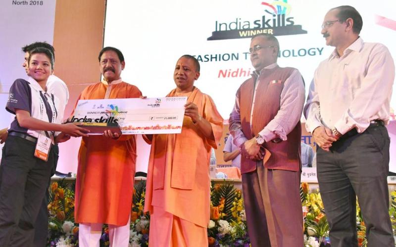UPCM ‘इंडिया स्किल्स क्षेत्रीय प्रतियोगिता’ के समापन अवसर पर विभिन्न राज्यों से आए सफल प्रतिभागियों को पुरस्कार व प्रमाण-पत्र वितरित करते हुए