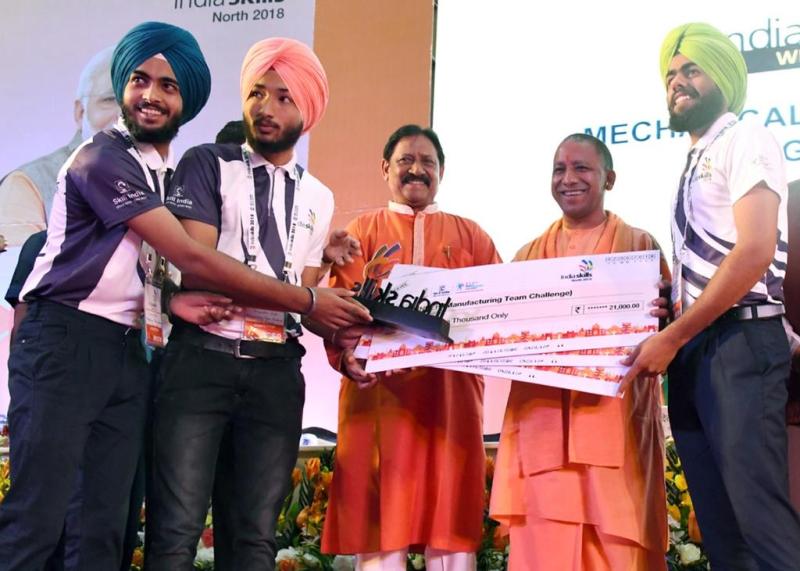 UPCM ‘इंडिया स्किल्स क्षेत्रीय प्रतियोगिता’ के समापन अवसर पर विभिन्न राज्यों से आए सफल प्रतिभागियों को पुरस्कार व प्रमाण-पत्र वितरित करते हुए