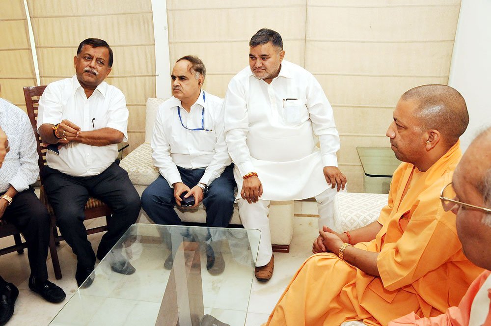 UPCM ओखला स्थित सिंचाई विभाग के अतिथि गृह का निरीक्षण करते हुए