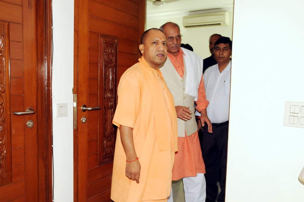 UPCM ओखला स्थित सिंचाई विभाग के अतिथि गृह का निरीक्षण करते हुए