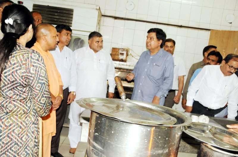 UPCM दिल्ली में यूपी भवन का निरीक्षण करते हुए