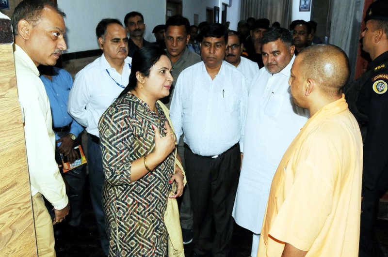 UPCM दिल्ली में यूपी भवन का निरीक्षण करते हुए