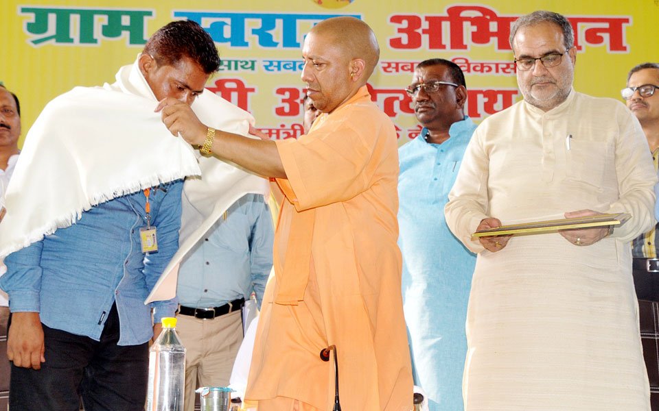 UPCM जनपद सीतापुर के O.D.F घोषित गांव के प्रधानों को अंगवस्त्र भेंट कर सम्मानित करते हुए