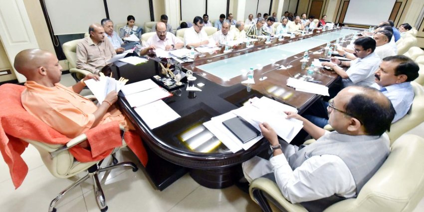 UPCM शास्त्री भवन में नीति आयोग की तैयारी में समीक्षा बैठक करते हुए