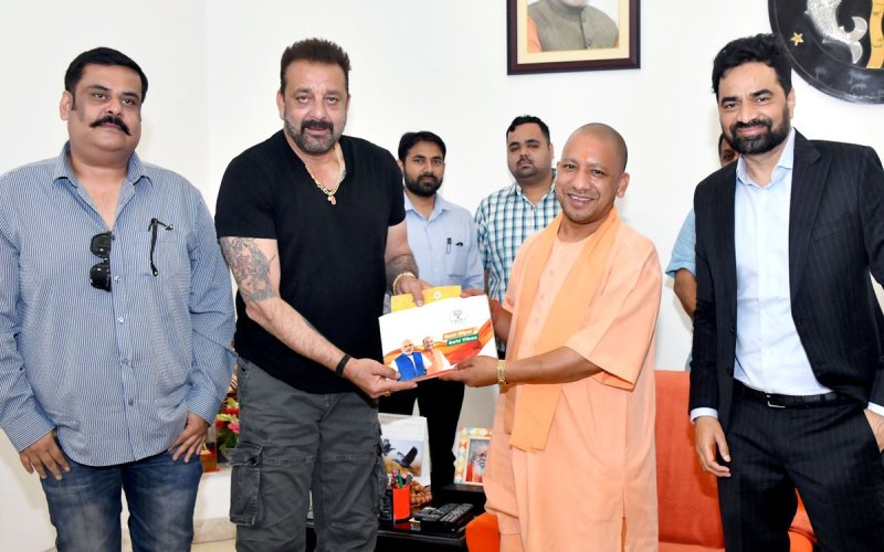 UPCM से उनके सरकारी आवास पर फिल्म अभिनेता संजय दत्त मुलाकात करते हुए