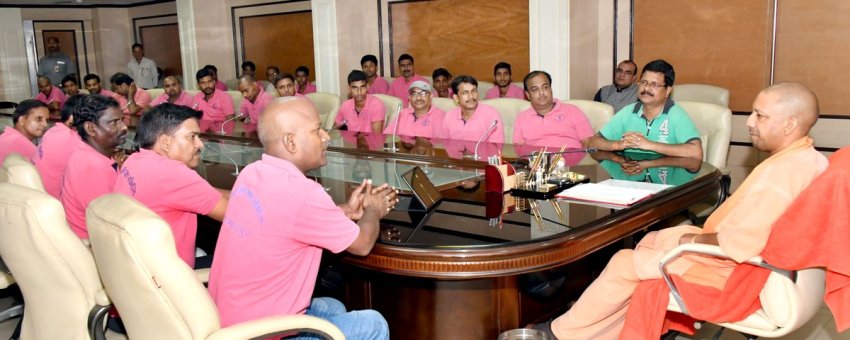 UPCM से शास्त्री भवन में गोमती मित्र मंडल समिति, कुशभवनपुर, जिला सुल्तानपुर से आए प्रतिनिधि मंडल मुलाकात करता हुआ