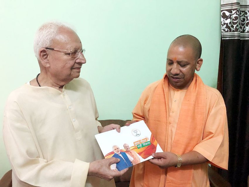 UPCM ने वाराणसी में सम्पर्क फार समर्थन के तहत वरिष्ठ अधिवक्ता राधेश्याम चौबे से मुलाकात की