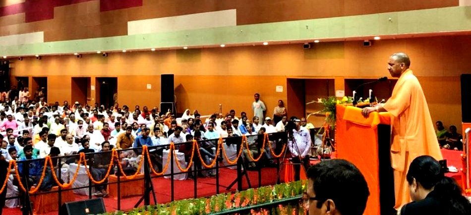 UPCM वाराणसी में ग्राम स्वराज अभियान कार्यक्रम में ग्राम प्रधानों को संबोधित करते हुए