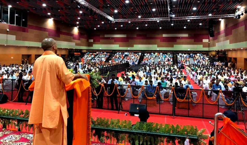 UPCM वाराणसी में ग्राम स्वराज अभियान कार्यक्रम में ग्राम प्रधानों को संबोधित करते हुए