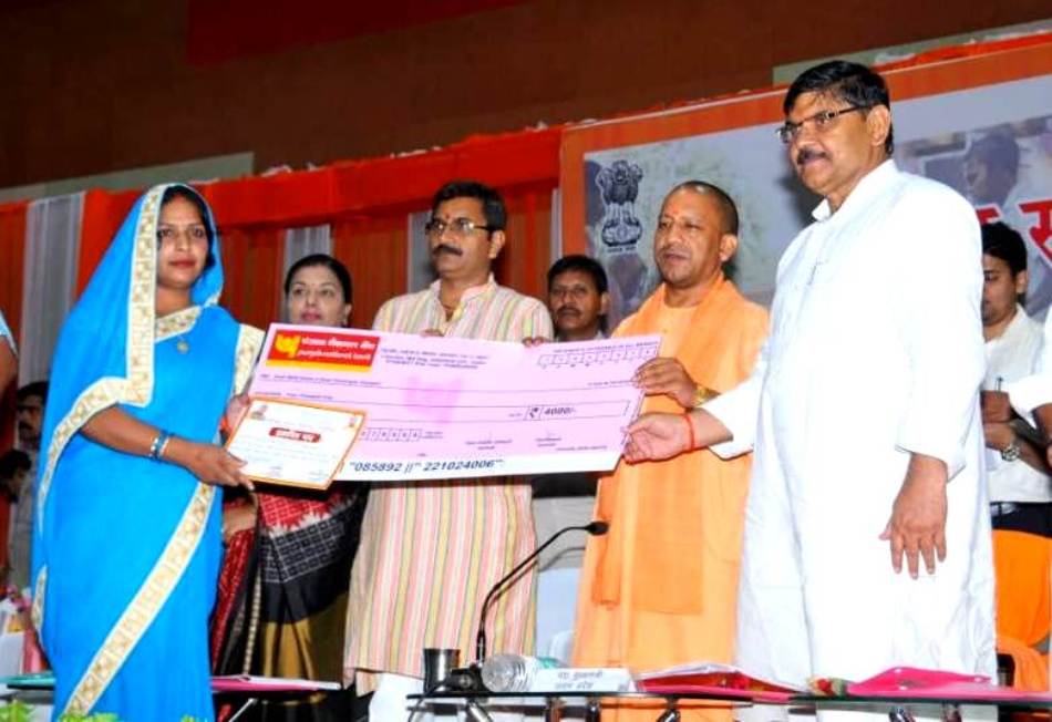 UPCM वाराणसी में ग्राम स्वराज अभियान कार्यक्रम में अच्छे कार्य के लिए ग्राम प्रधानों को सम्मानित करते हुए