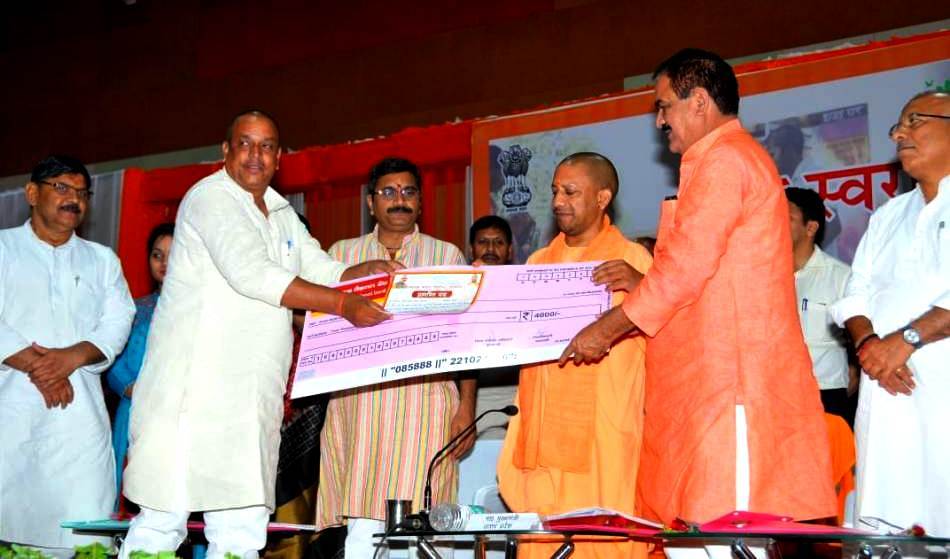 UPCM वाराणसी में ग्राम स्वराज अभियान कार्यक्रम में अच्छे कार्य के लिए ग्राम प्रधानों को सम्मानित करते हुए