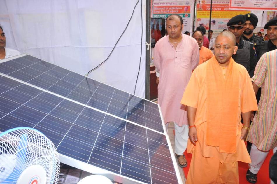 UPCM वाराणसी में ग्राम स्वराज अभियान कार्यक्रम में प्रदर्शित झांकी का अवलोकन करते हुए