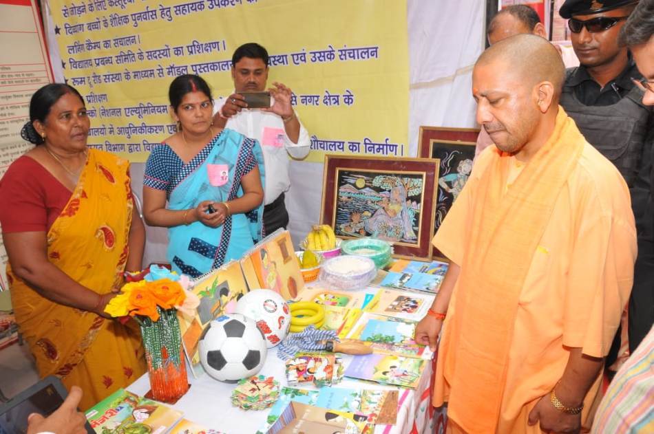 UPCM वाराणसी में ग्राम स्वराज अभियान कार्यक्रम में प्रदर्शित झांकी का अवलोकन करते हुए