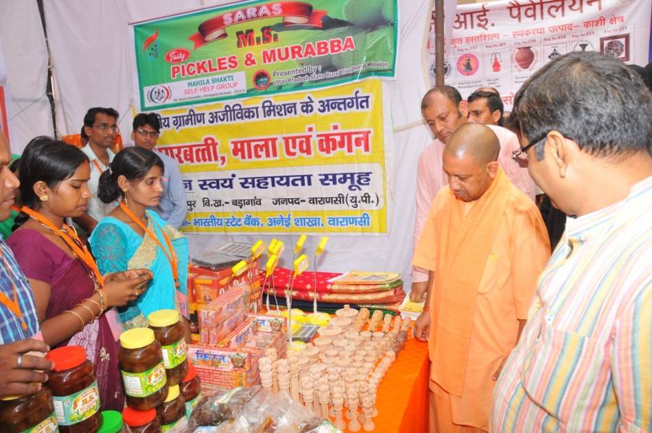 UPCM वाराणसी में ग्राम स्वराज अभियान कार्यक्रम में प्रदर्शित झांकी का अवलोकन करते हुए