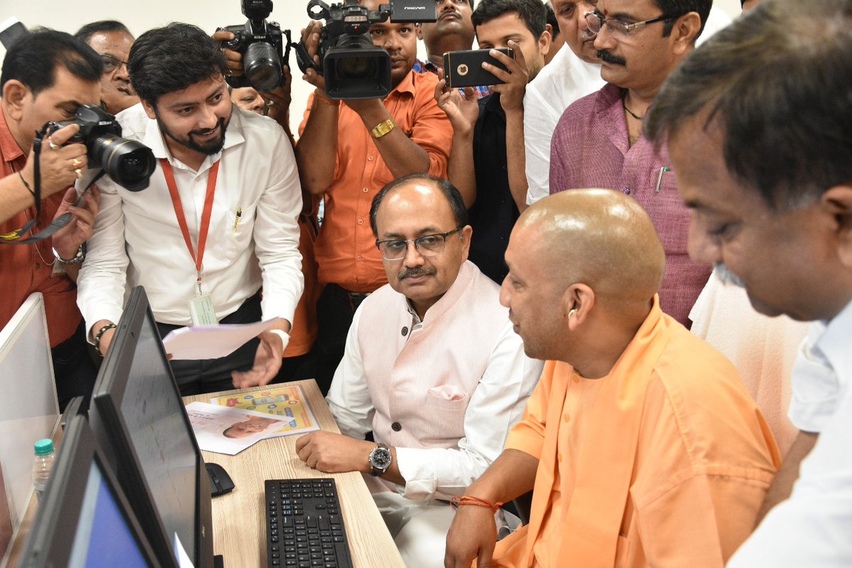 UPCM लोक भवन में सोशल मीडिया हब का शुभारंभ करते हुए