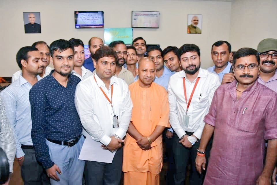 UPCM के साथ लोक भवन में सोशल मीडिया हब कार्यशाला के दौरान सोशल मीडिया टीम