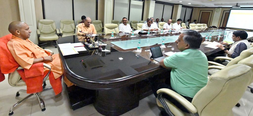 UPCM शास्त्री भवन में फूड प्रोसेसिंग पॉलिसी-2017 के अन्तर्गत नई यूनिटों की स्थापना हेतु निर्धारित लक्ष्य एवं उसके सापेक्ष हुई प्रगति की समीक्षा बैठक करते हुए