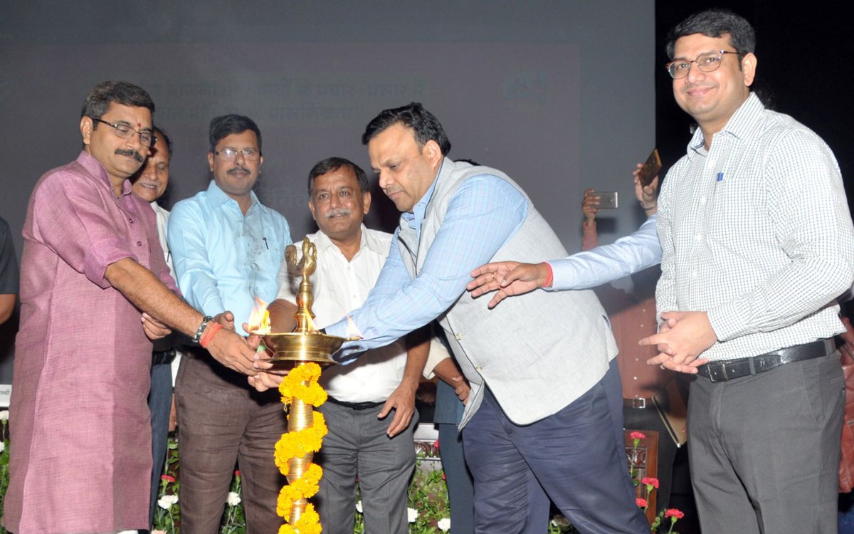 लोक भवन में सूचना राज्य मंत्री नीलकंठ तिवारी सोशल मीडिया हब कार्यशाला का दीप प्रज्जवलित करते हुए