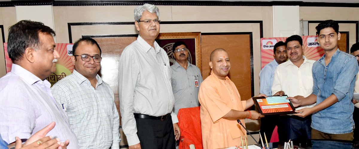 UPCM सम्मानित विद्यार्थियों को बधाई देते हुए