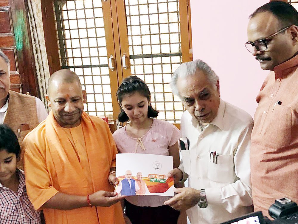 UPCM 'संपर्क फॉर समर्थन' के तहत में शिक्षाविद प्रो. भूमित्रि देव से मुलाकात करते हुए