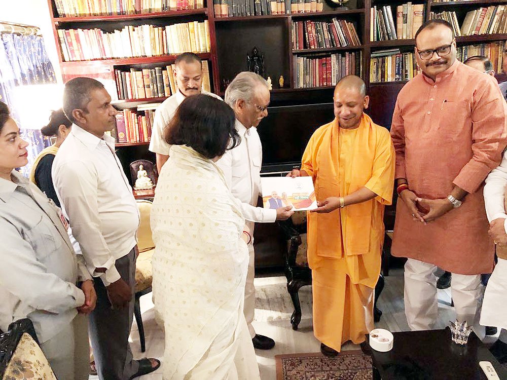 UPCM 'संपर्क फॉर समर्थन' के तहत में लेफ्टिनेंट जनरल आर.पी शाही से मुलाकात करते हुए