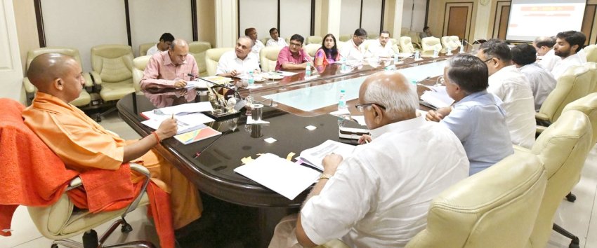 UPCM शास्त्री भवन में किसान ऋण मोचन योजना नॉन एनपीए, एनपीए और शिकायतों के निस्तारण की प्रगति की समीक्षा बैठक करते हुए