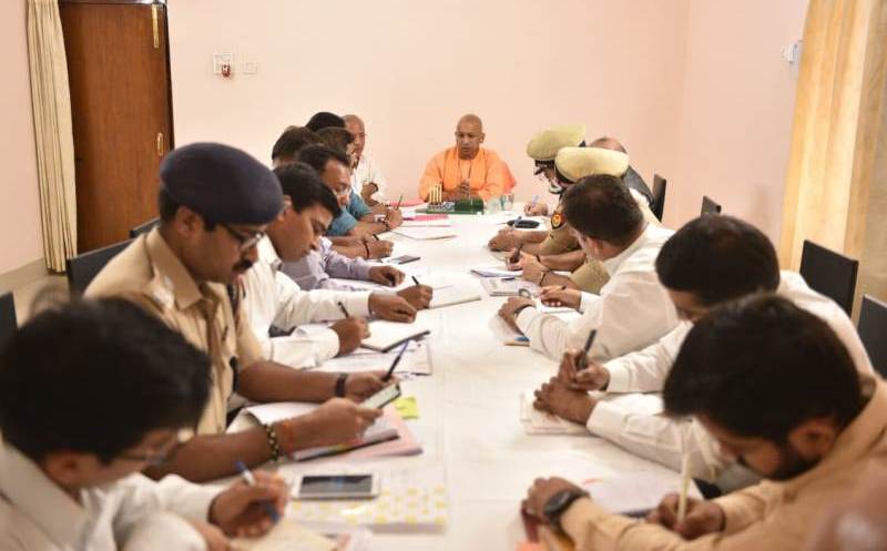 UPCM वाराणसी में संचालित विकास योजनाओं की प्रगति और कानून-व्यवस्था की समीक्षा बैठक करते हुए