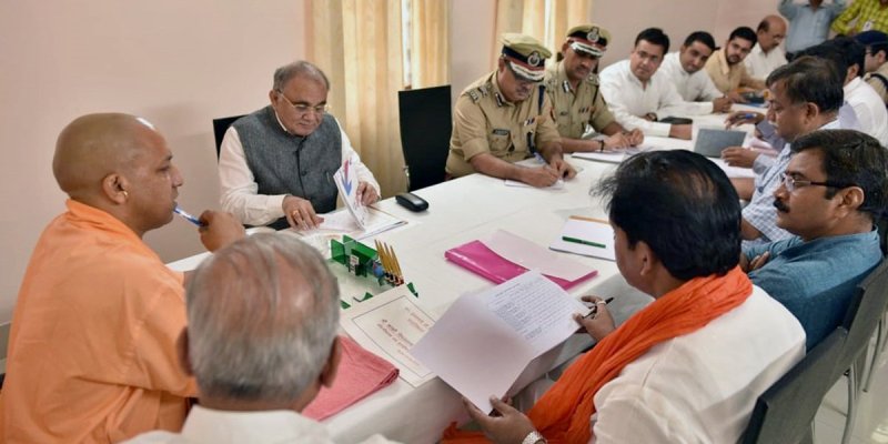 UPCM वाराणसी में संचालित विकास योजनाओं की प्रगति और कानून-व्यवस्था की समीक्षा बैठक करते हुए