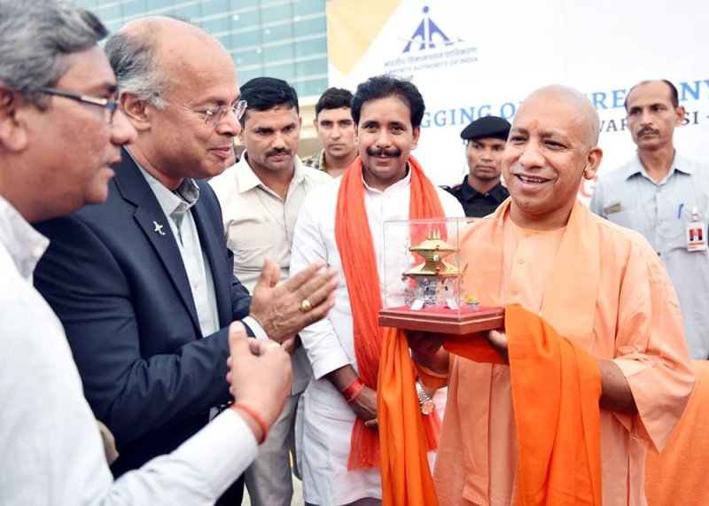 UPCM वाराणसी के लाल बहादुर शास्त्री अंतर्राष्ट्रीय हवाई अड्डे से वाराणसी-काठमांडू (नेपाल) के बीच बुद्ध एयर प्रा.लि. की हवाई सेवा का शुभारंभ करते हुए