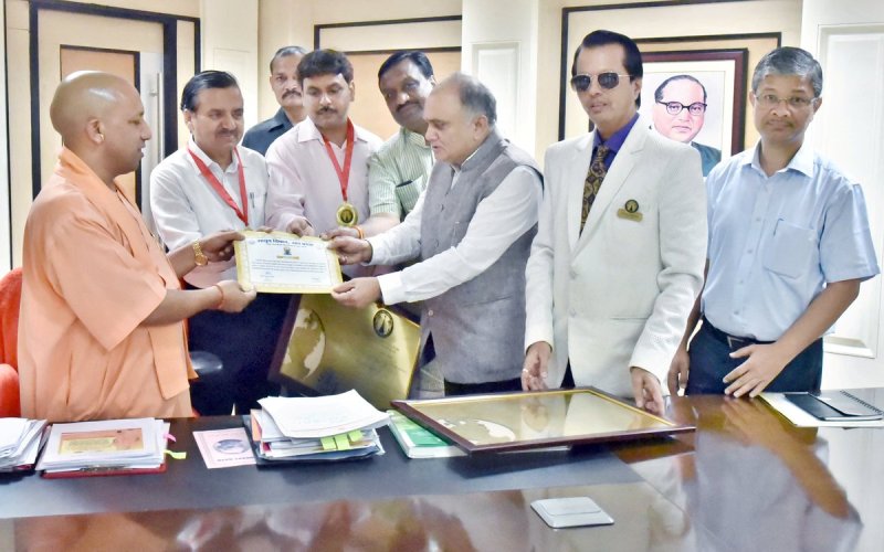 UPCM की उपस्थिति में चतुर्थ अंतरराष्ट्रीय योग दिवस पर कीर्तिमान बनाने वाले सहारनपुर के अधिकारियों को वर्ल्ड रिकार्ड ऑफ़ इंडिया के प्रतिनिधियों ने शास्त्री भवन में प्रमाण पत्र सौंपा