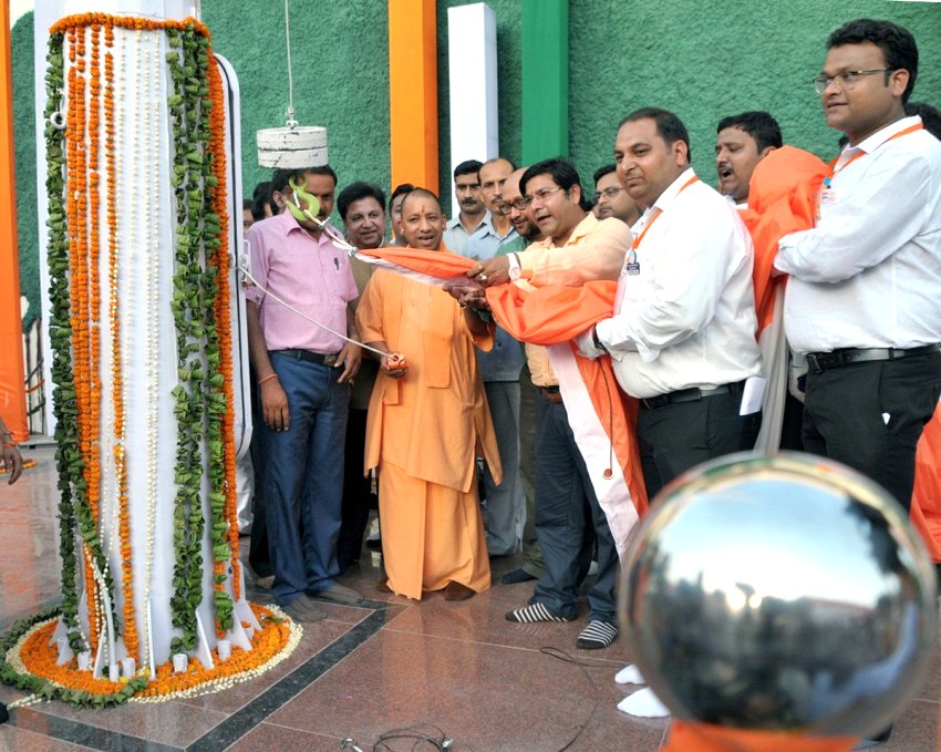 UPCM ने गोरखपुर में D.D.U के मुख्य द्वार पर 100 फीट ऊँचे राष्ट्रीय ध्वज का लोकार्पण और ध्वजारोहण किया
