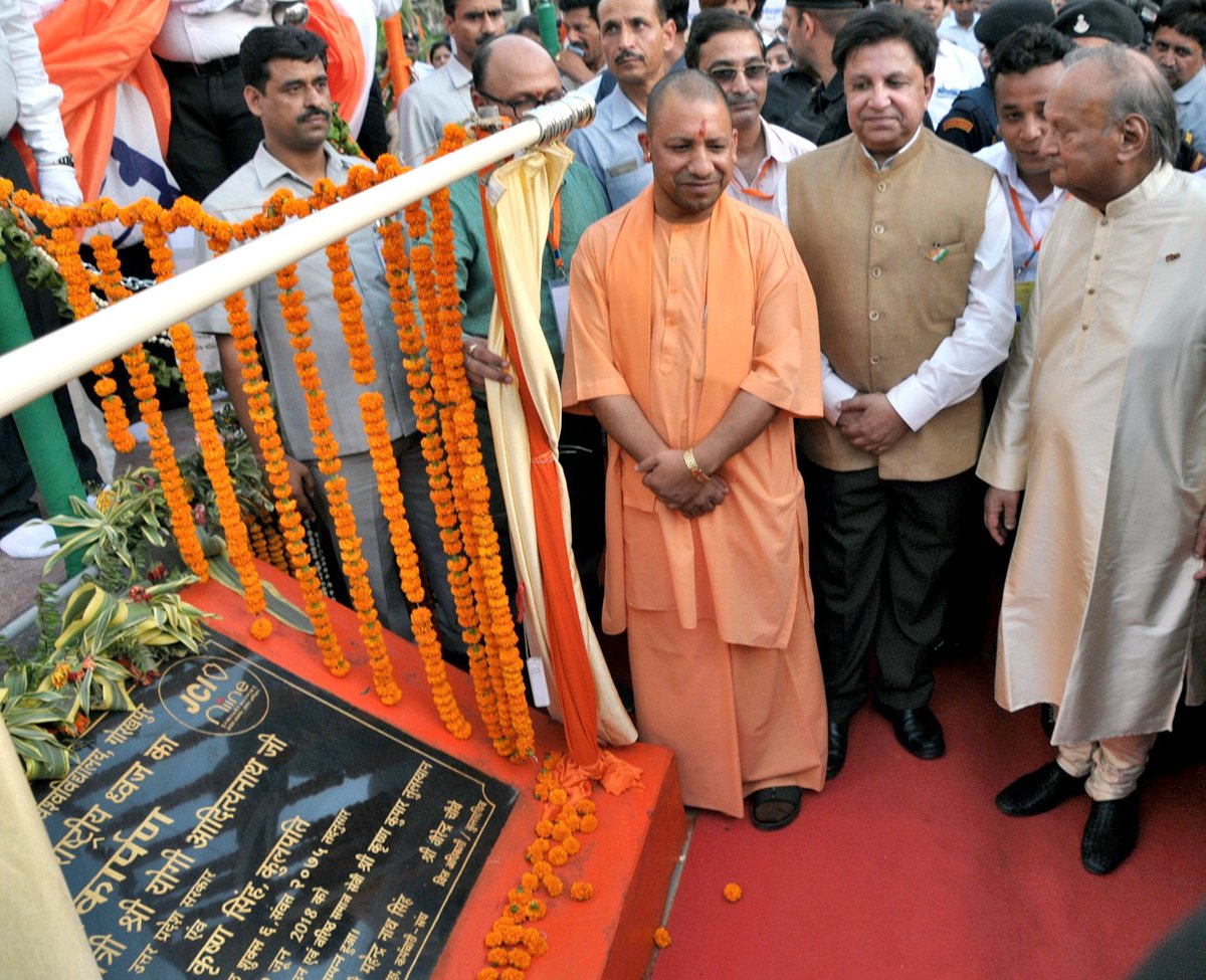 UPCM D.D.U के मुख्य द्वार पर 100 फीट ऊँचे राष्ट्रीय ध्वज का लोकार्पण और ध्वजारोहण करते हुए