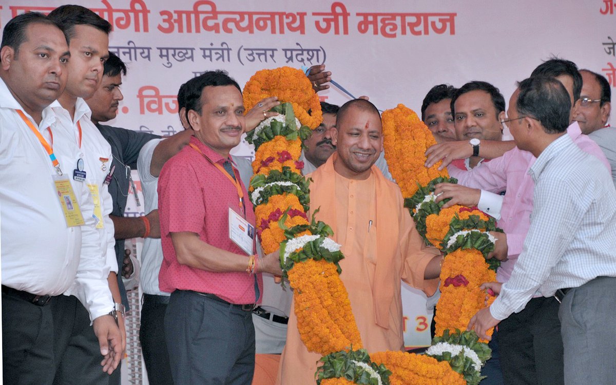 UPCM का गोरखपुर D.D.U में आयोजित कार्यक्रम में स्वागत करते हुए
