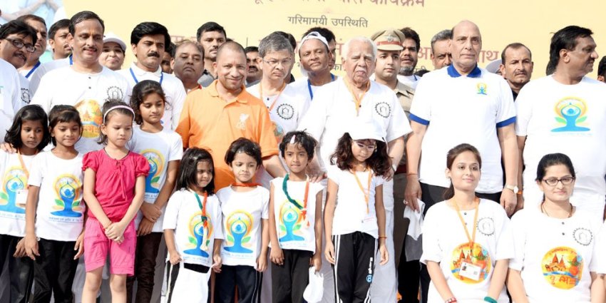 UPCM, राज्यपाल और राजनाथ सिंह राजभवन में आयोजित चतुर्थ अंतर्राष्ट्रीय योग दिवस पर सामूहिक योगाभ्यास करते हुए